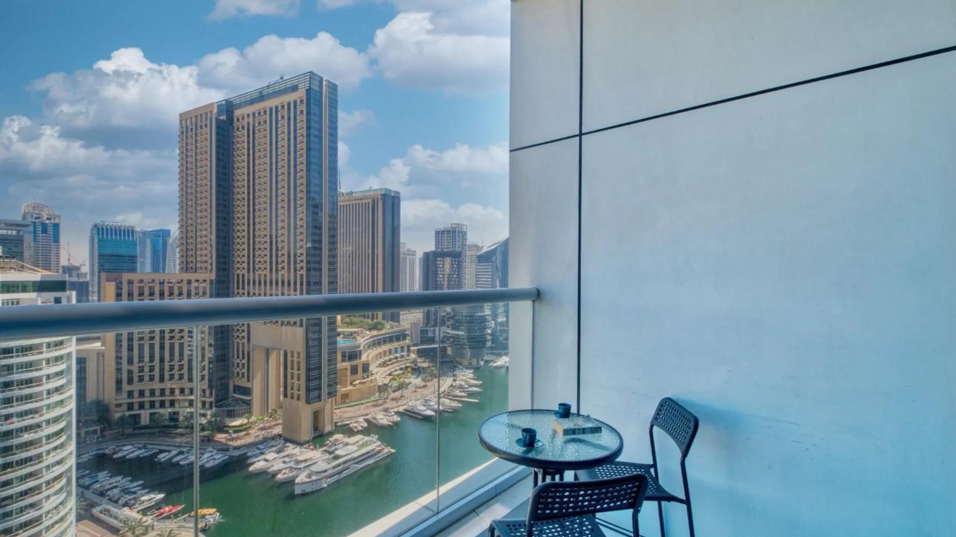 Chic Waterfront Living - Marina View Apartment Dubai 0*,