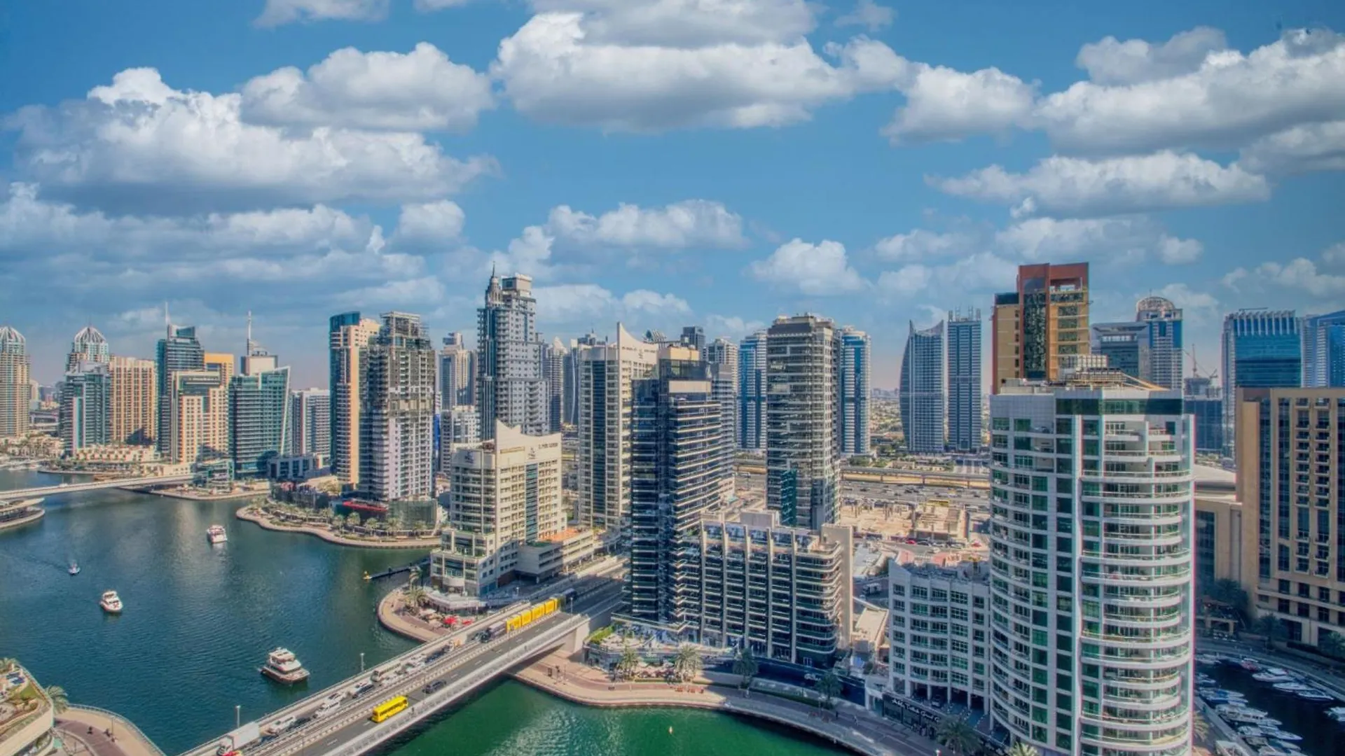 Chic Waterfront Living - Marina View Apartment Dubai