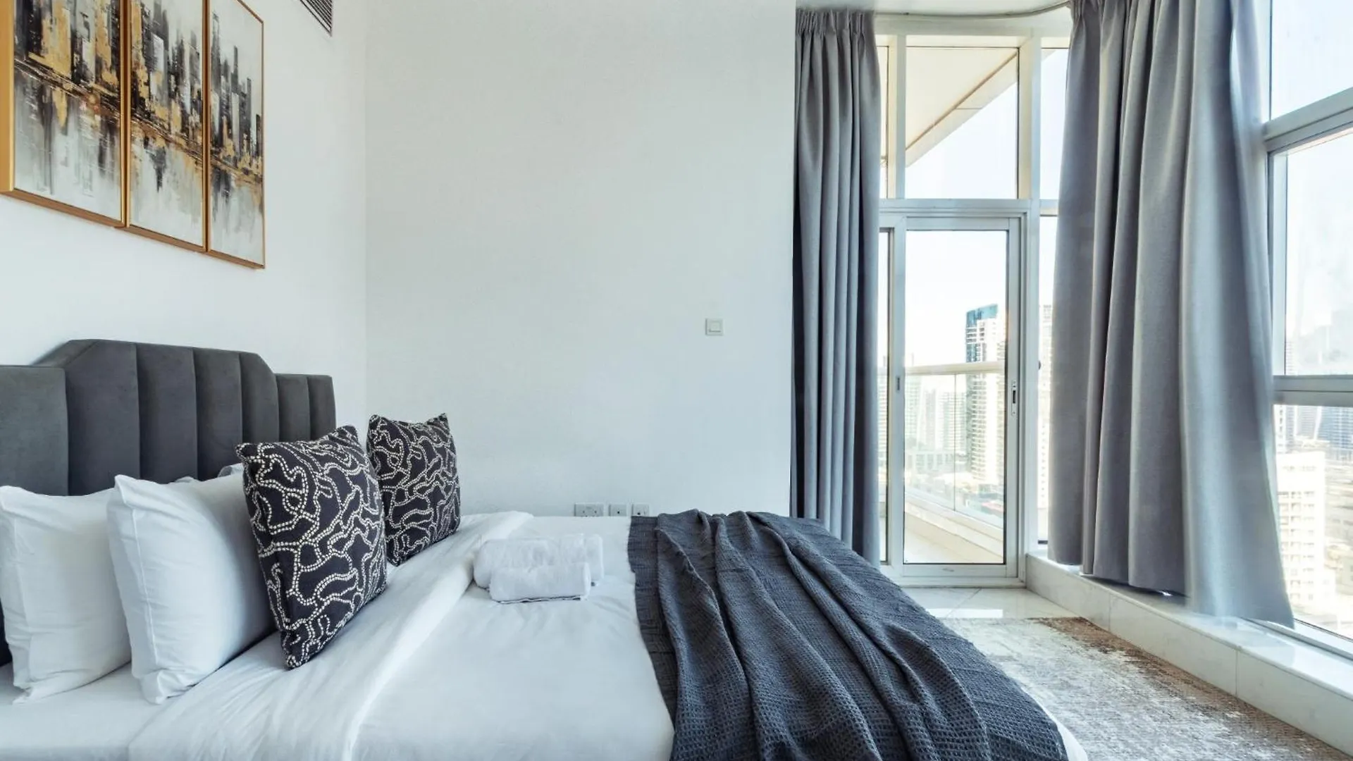 Chic Waterfront Living - Marina View Apartment Dubai