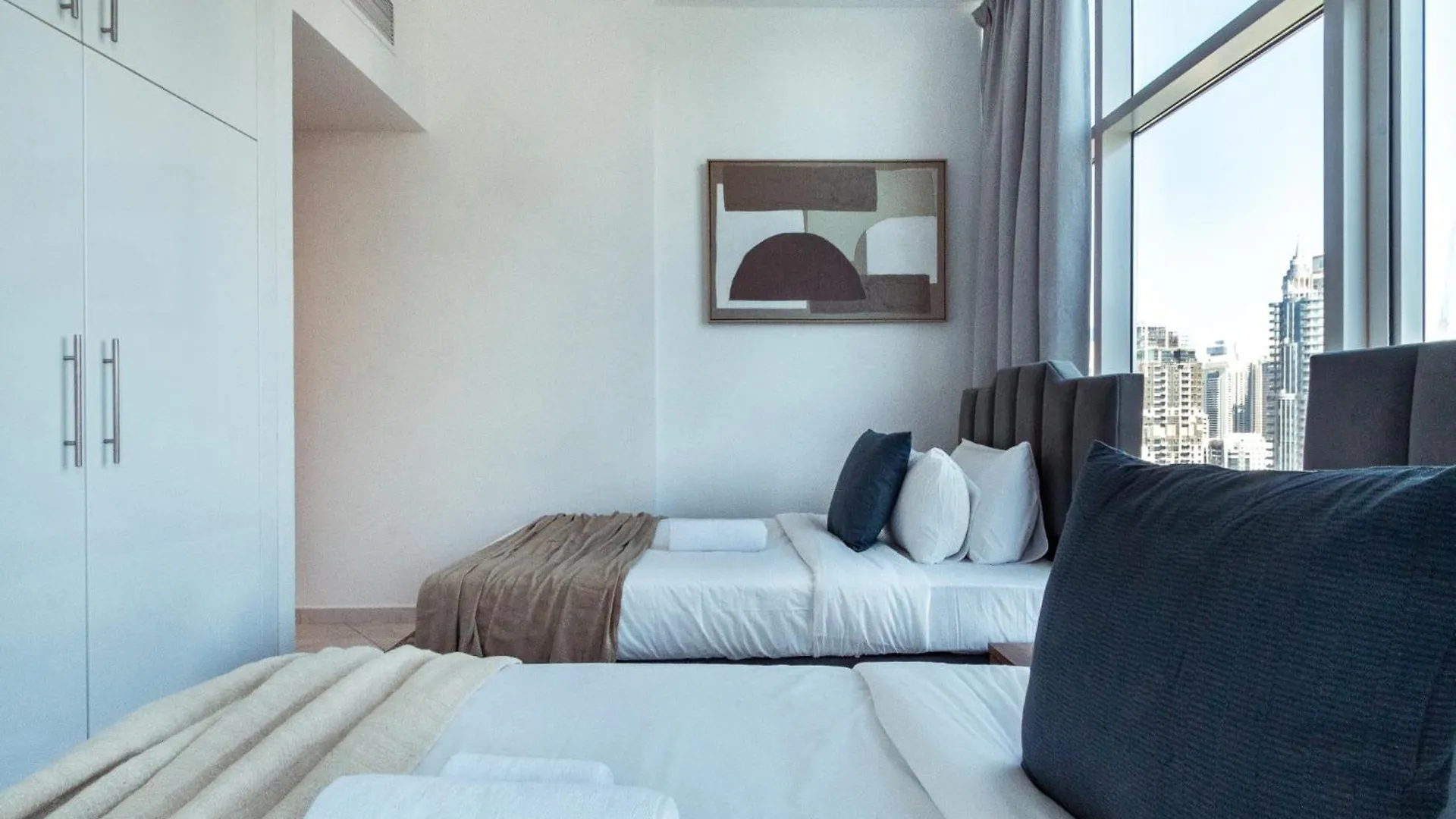 Chic Waterfront Living - Marina View Apartment Dubai