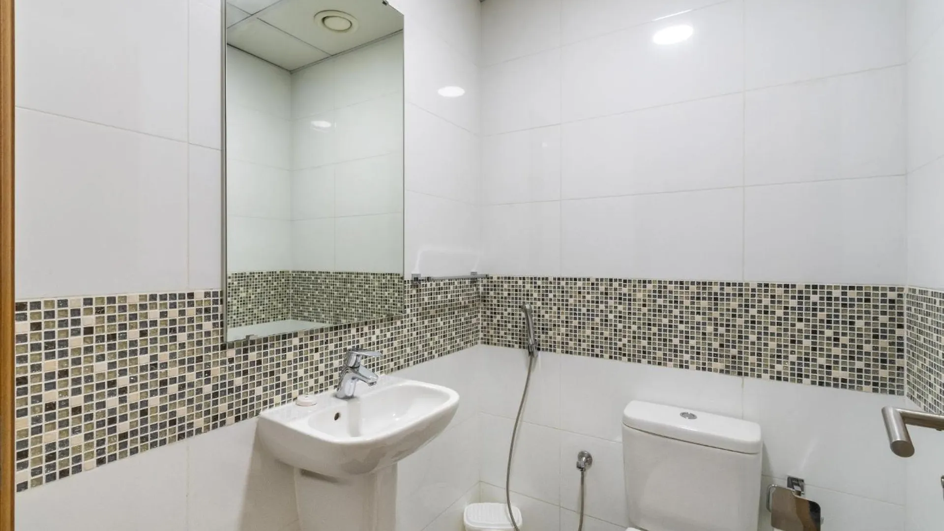 Chic Waterfront Living - Marina View Apartment Dubai