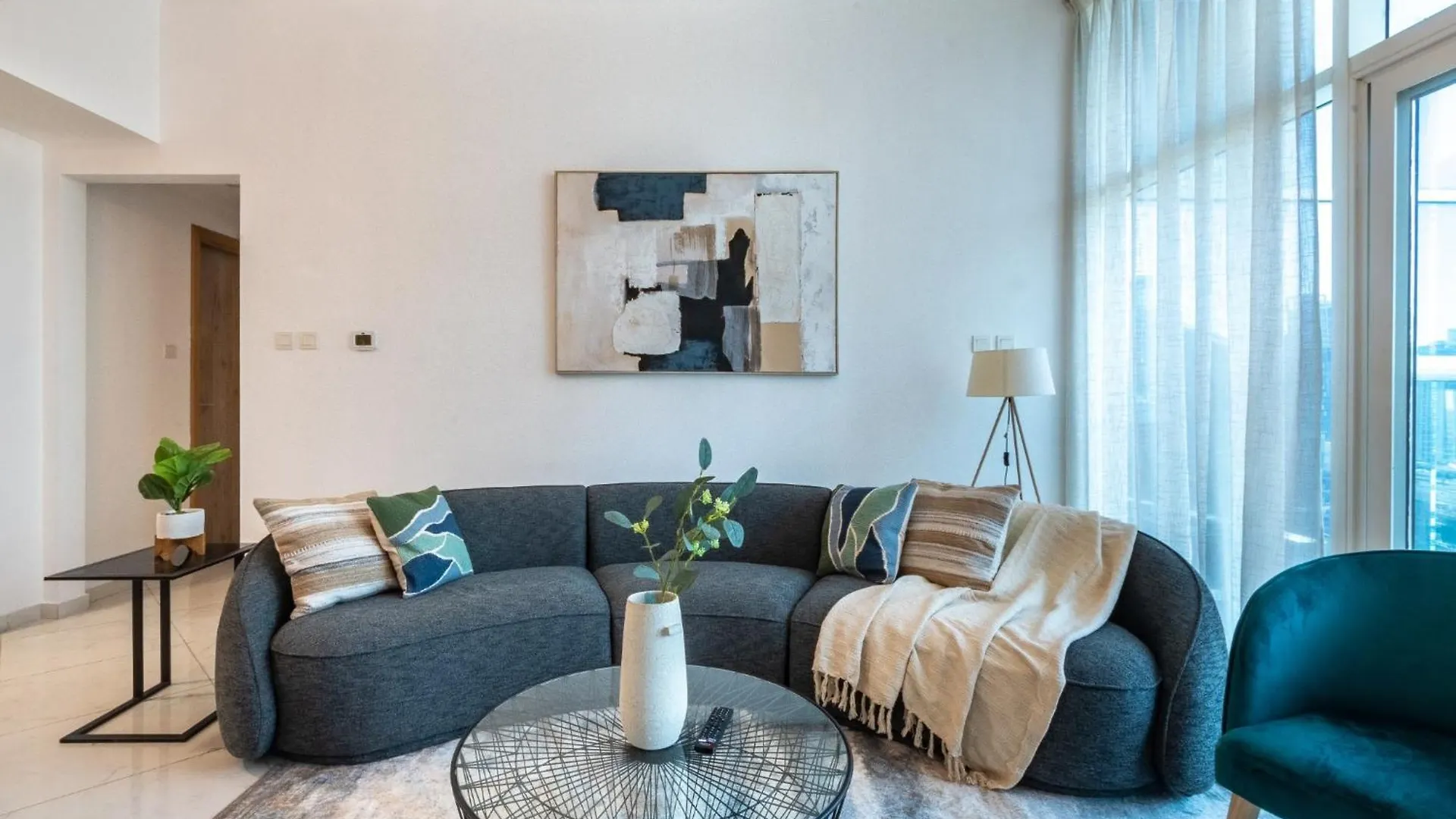 Chic Waterfront Living - Marina View Apartment Dubai