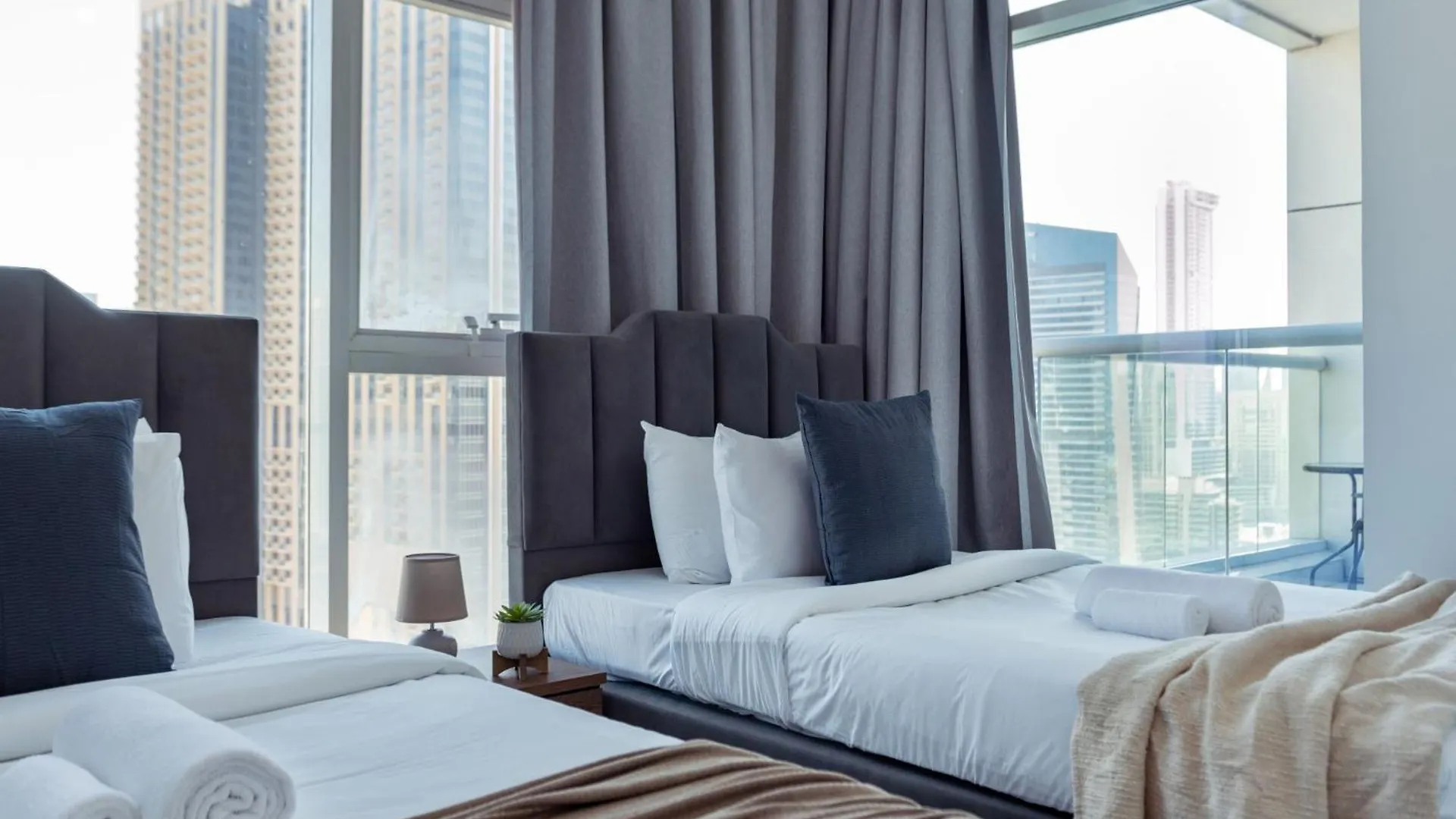 Chic Waterfront Living - Marina View Apartment Dubai United Arab Emirates