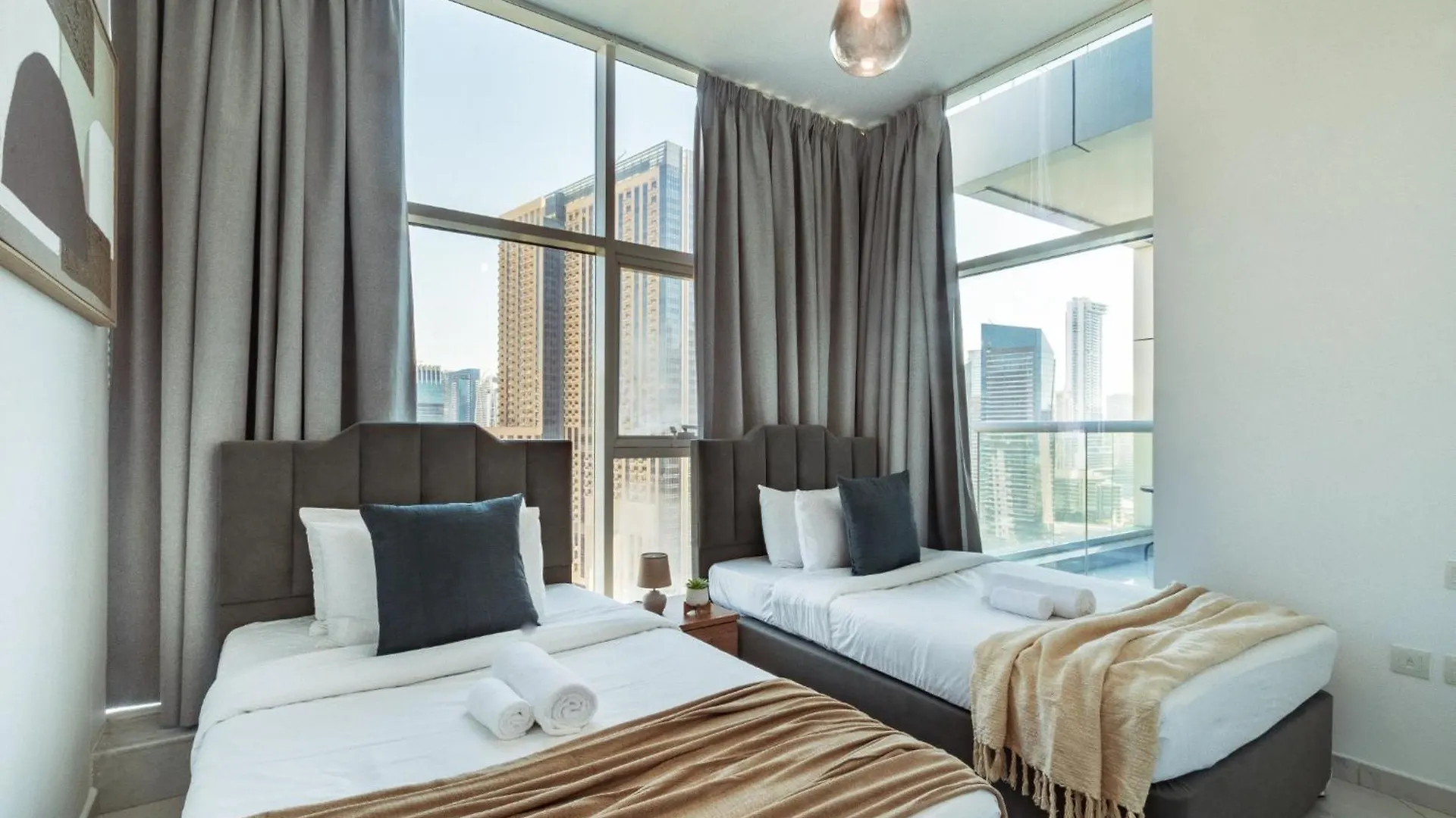 Chic Waterfront Living - Marina View Apartment Dubai