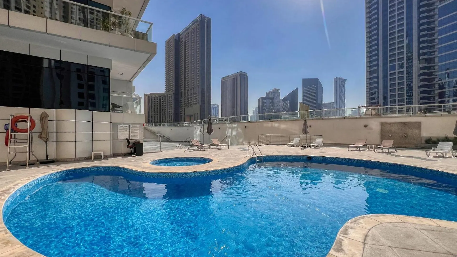 Chic Waterfront Living - Marina View Apartment Dubai