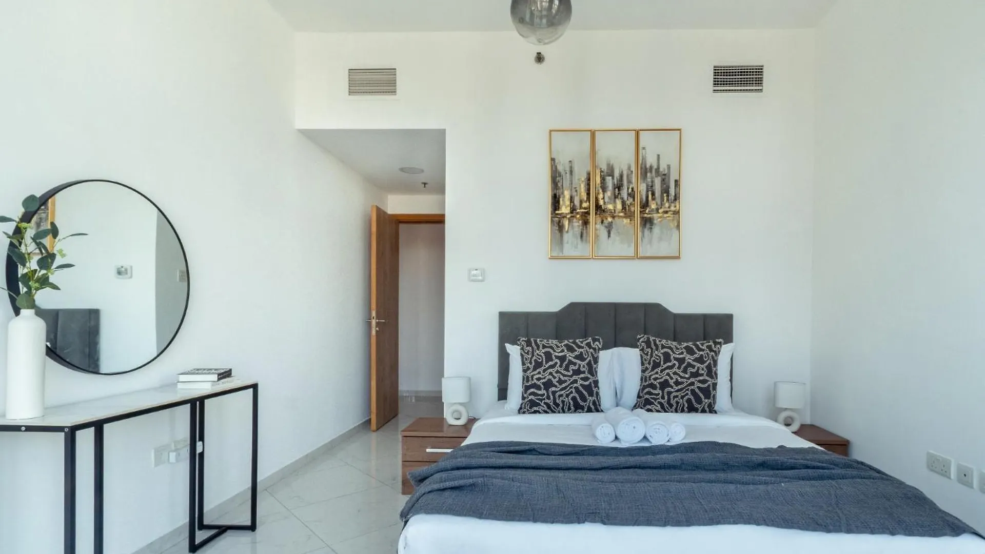 Chic Waterfront Living - Marina View Apartment Dubai