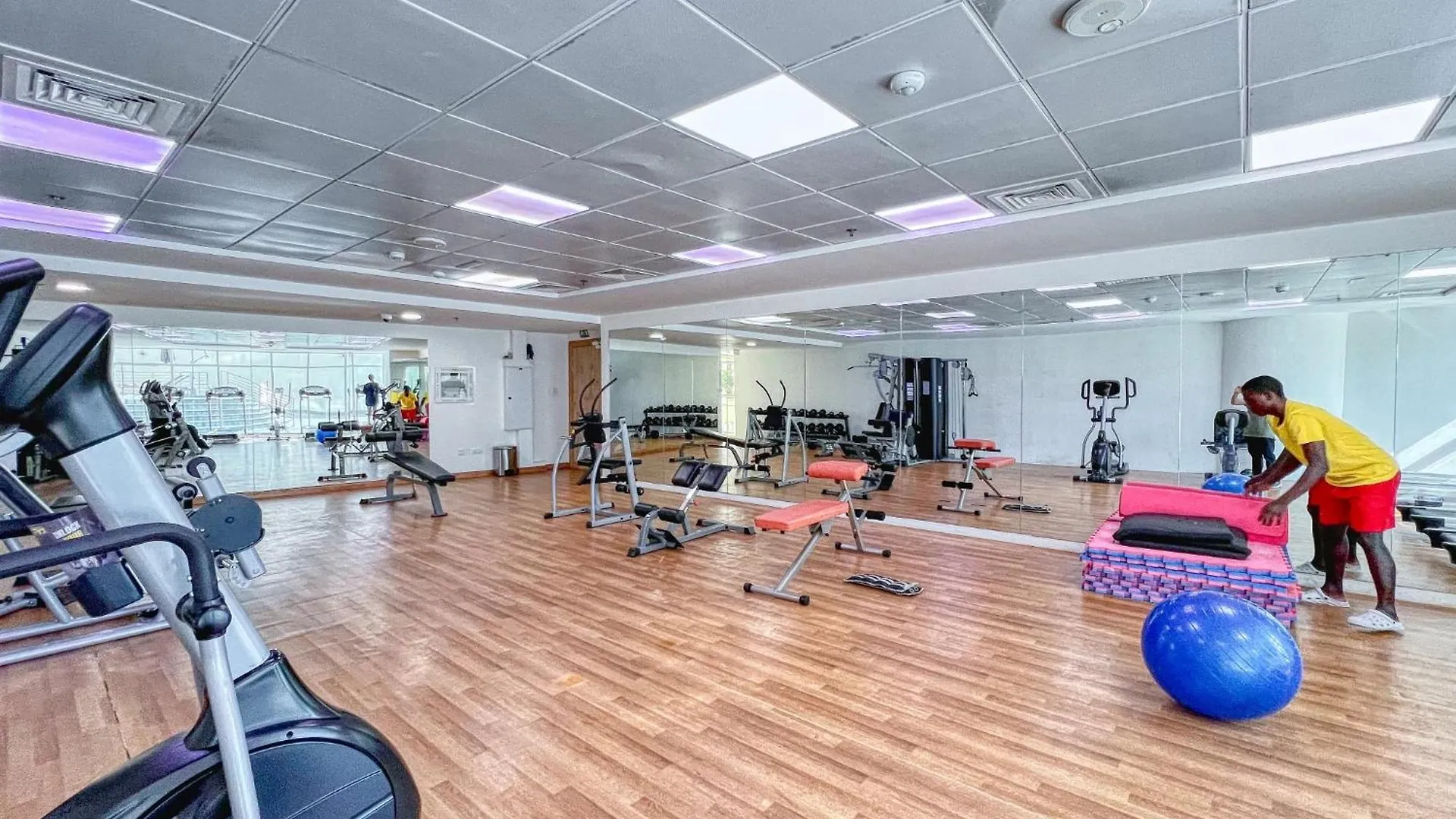 Chic Waterfront Living - Marina View Apartment Dubai