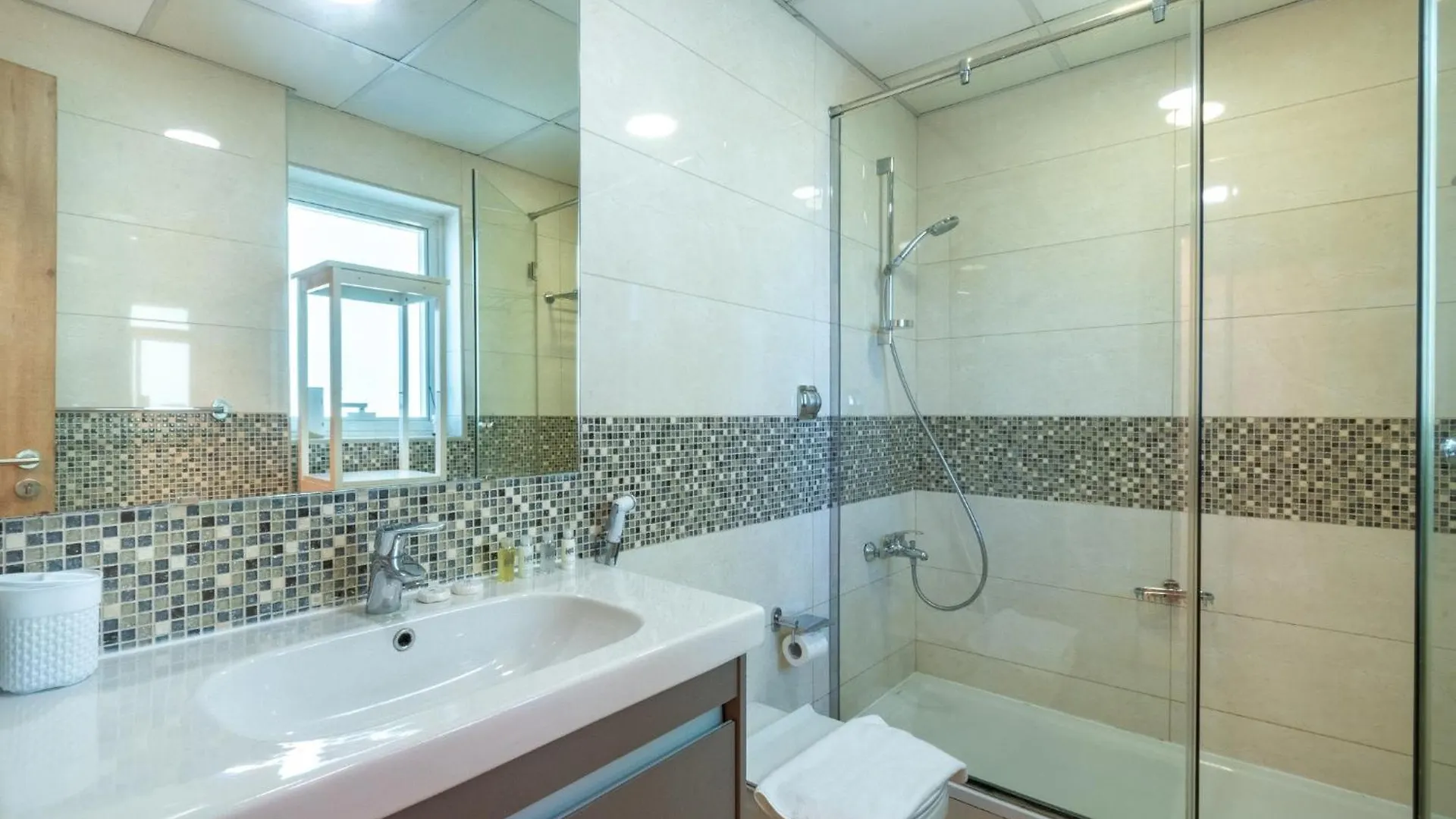 Chic Waterfront Living - Marina View Apartment Dubai