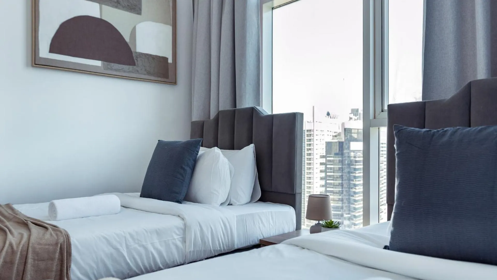 Chic Waterfront Living - Marina View Apartment Dubai