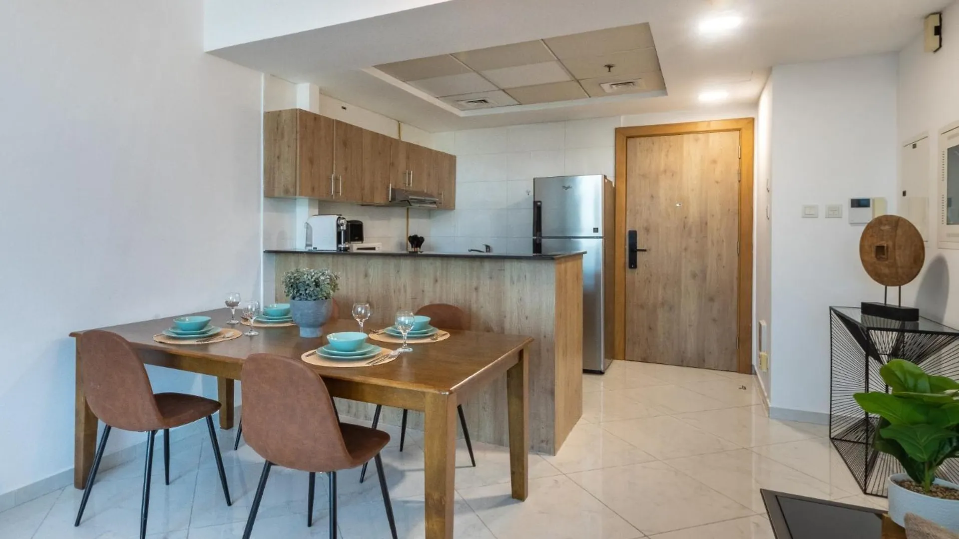 Chic Waterfront Living - Marina View Apartment Dubai