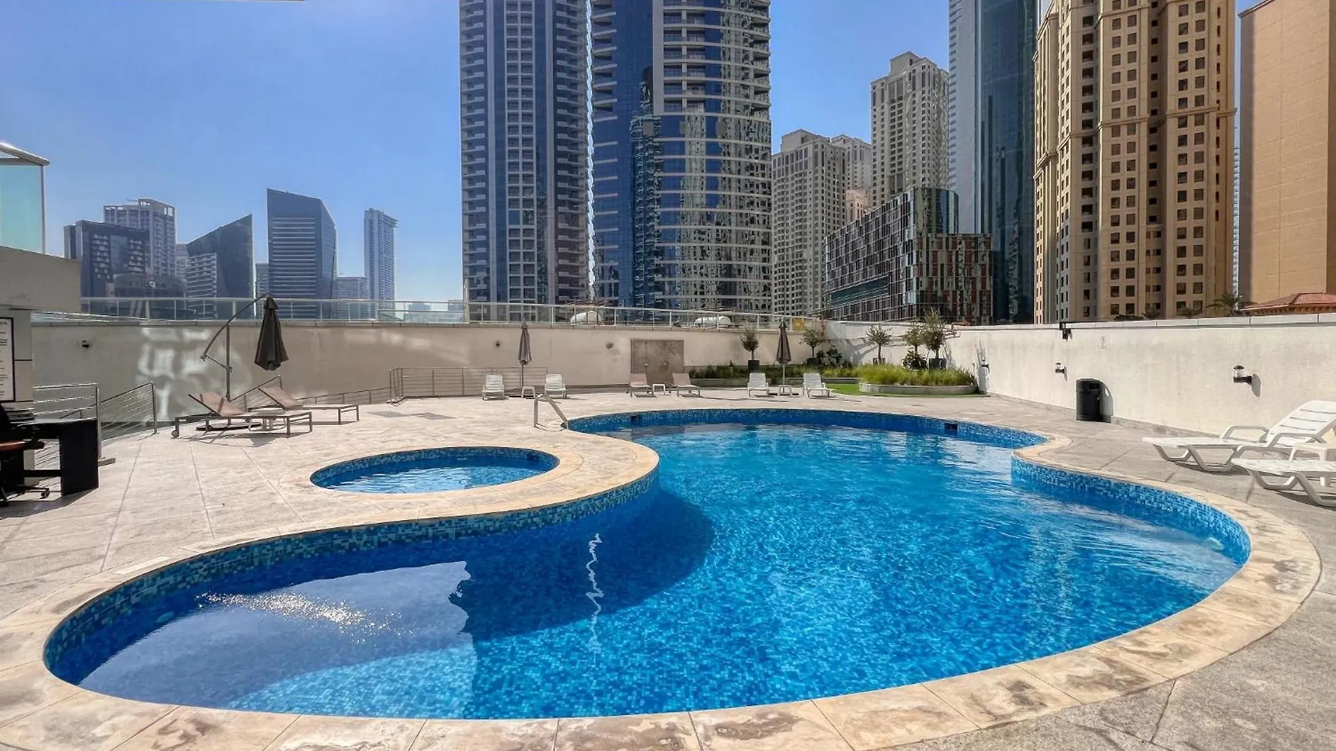 Chic Waterfront Living - Marina View Apartment Dubai