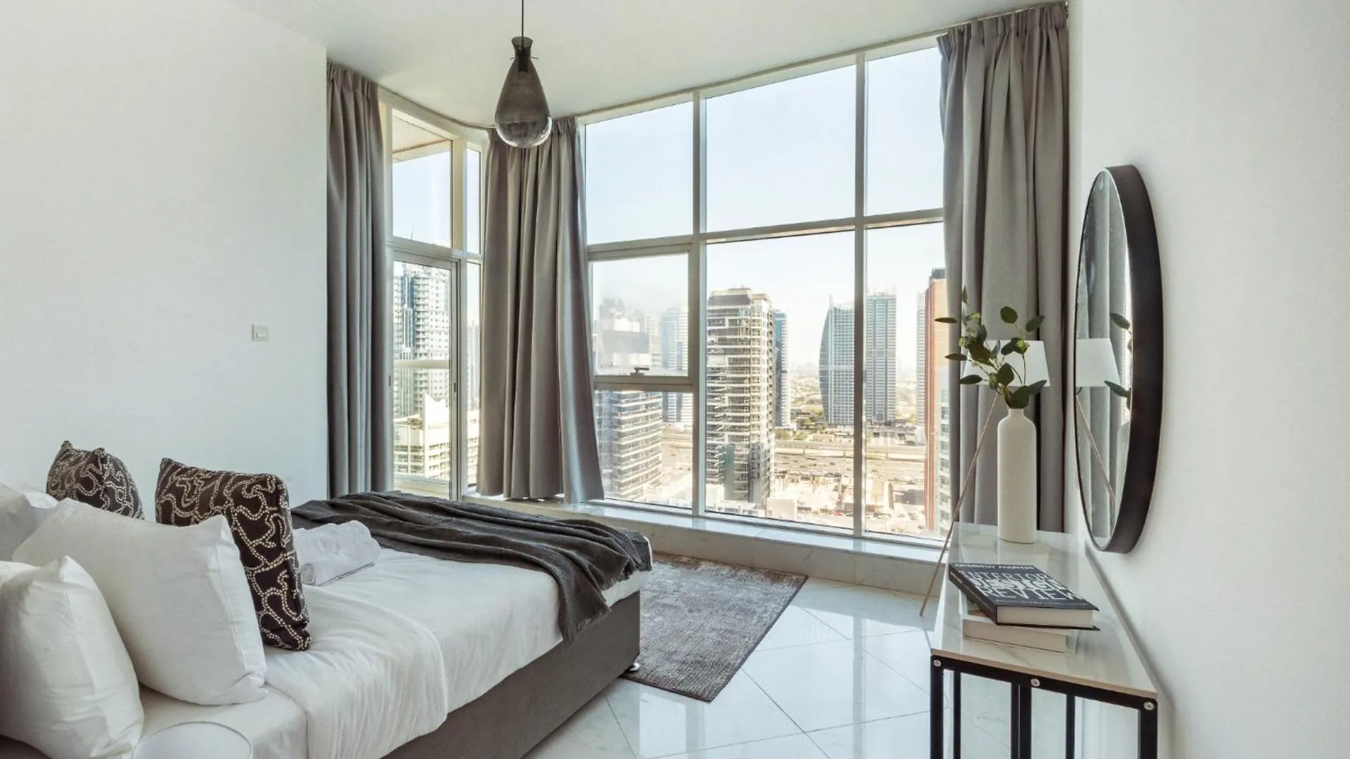 Chic Waterfront Living - Marina View Apartment Dubai