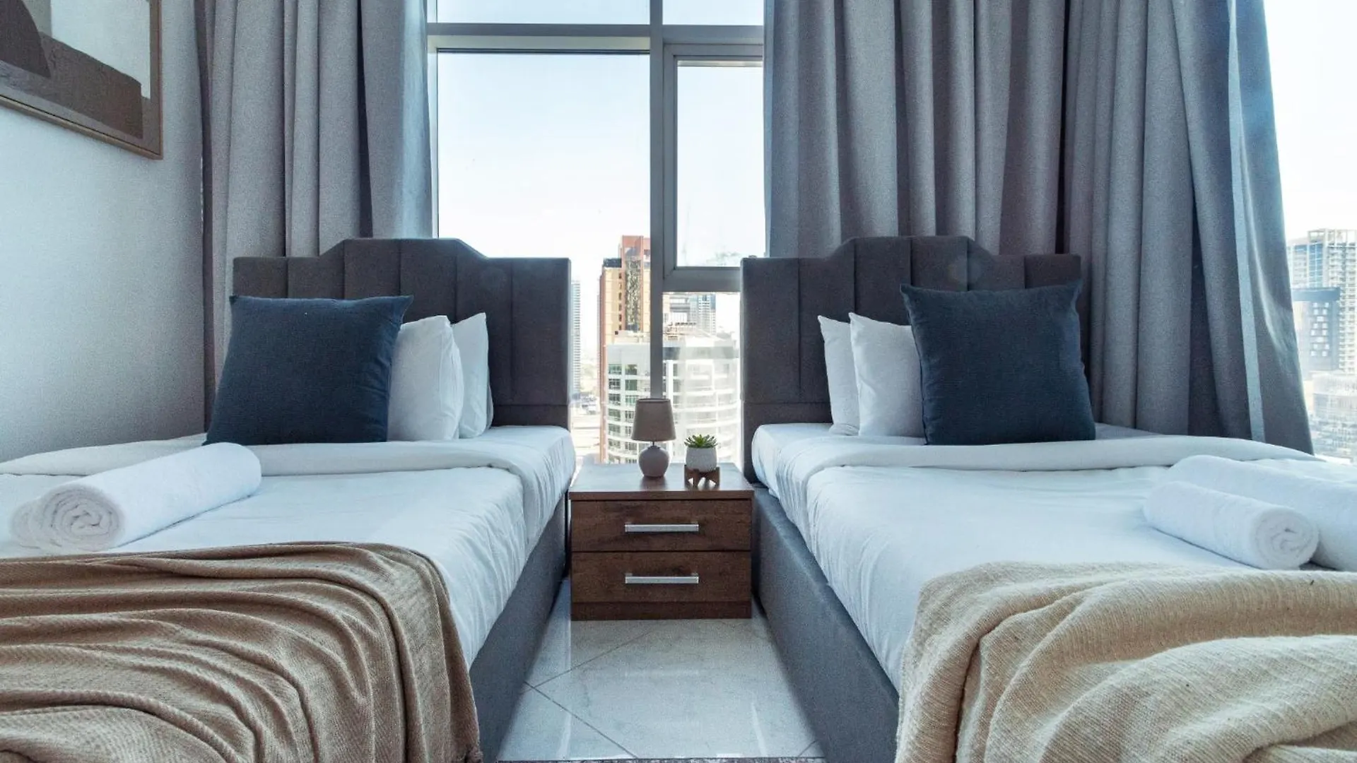 Chic Waterfront Living - Marina View Apartment Dubai