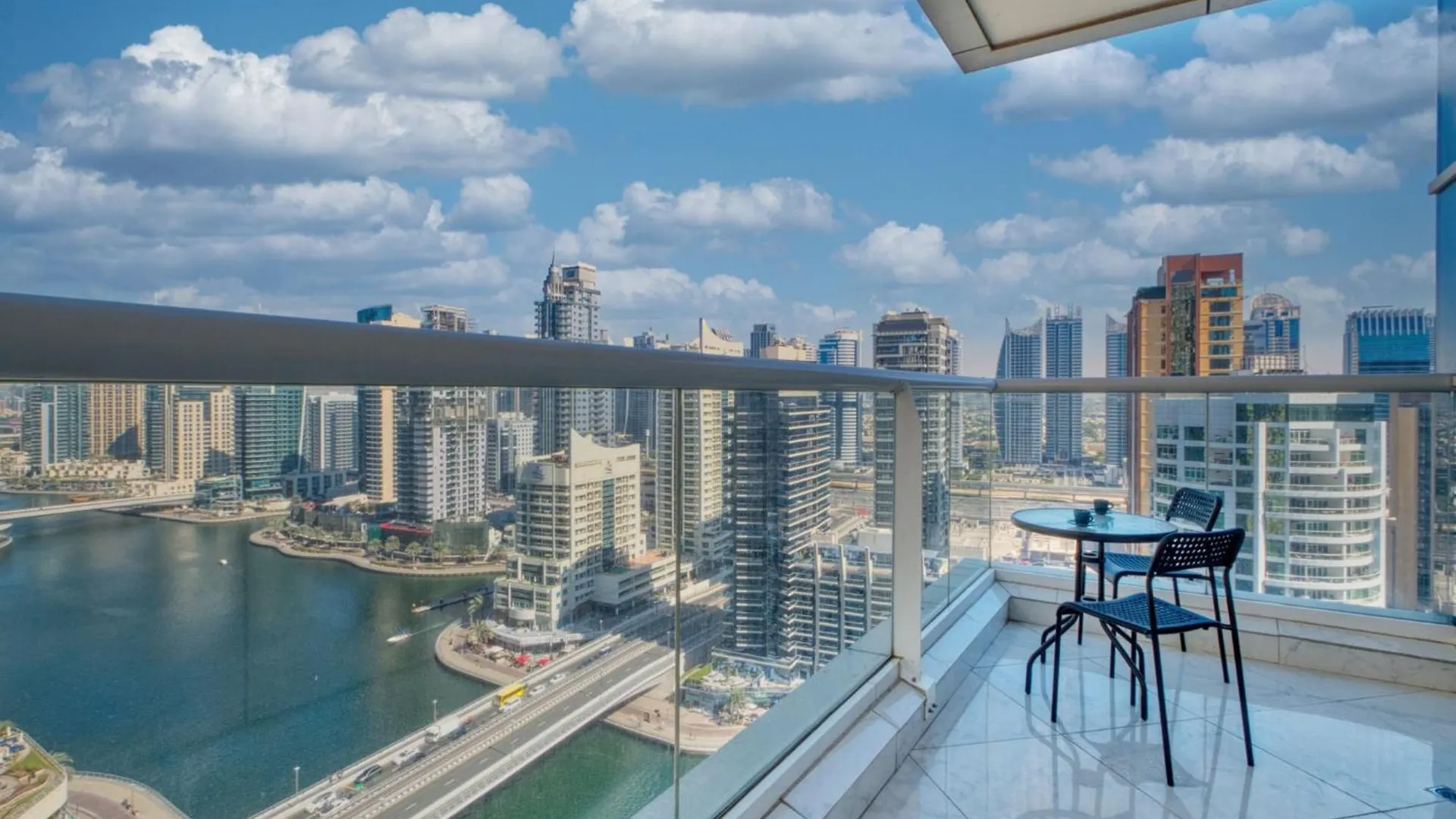 Chic Waterfront Living - Marina View Apartment Dubai