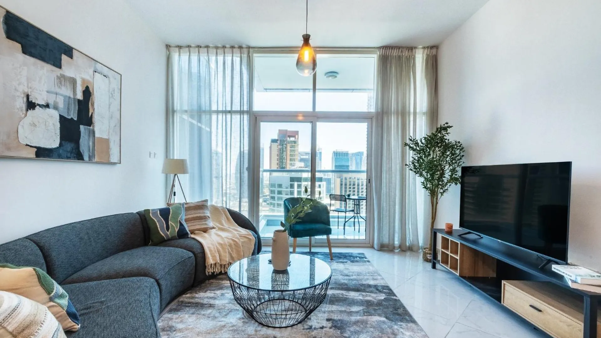 Chic Waterfront Living - Marina View Apartment Dubai